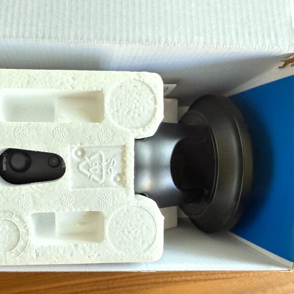 BLUE YETI PREMIUM USB CONDENSER MICROPHONE | Pro Streaming/Gaming - Picture 10 of 10